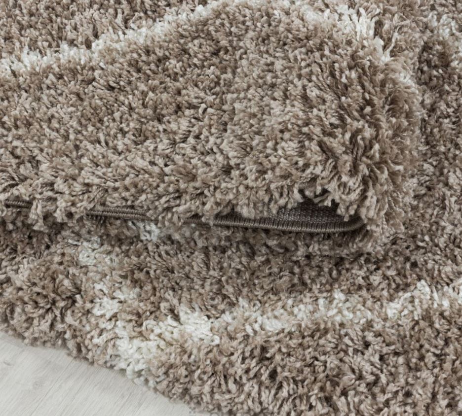 Uniwersalne wskazówki jak usuwać plamy z beżowego dywanu z wełny